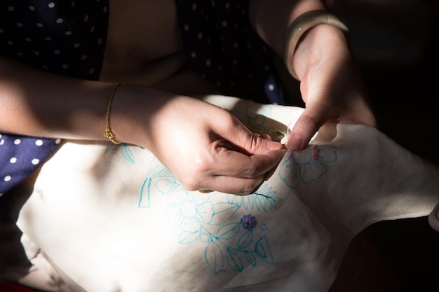 Ręce haftujące delikatny wzór